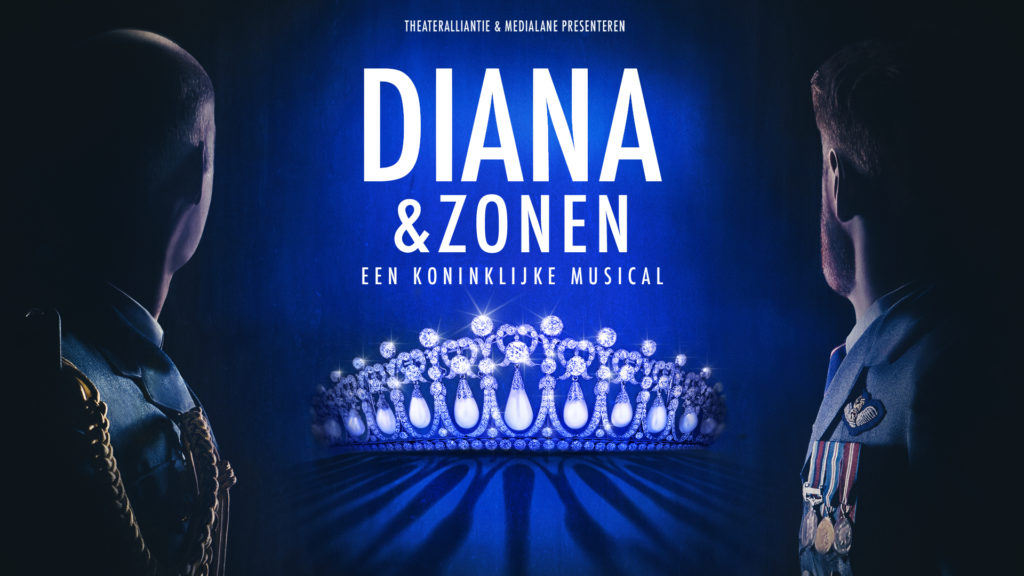 Zwei Männer in Uniform betrachten eine leuchtende Krone unter dem Titel „DIANA & ZONEN – Een Koninklijke Musical“ auf blauem Hintergrund.