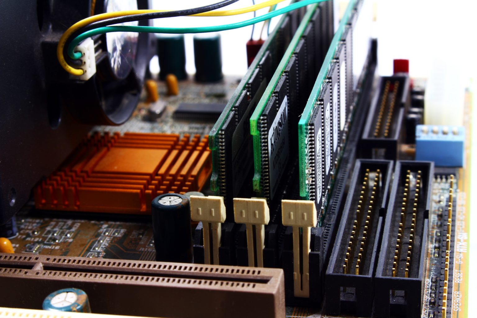 Nahaufnahme von RAM-Modulen, die in die Steckplätze eines Computer-Mainboards eingesetzt sind.