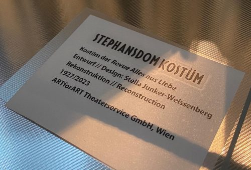 Schild mit Informationen über das Stephansdom-Kostüm, Entwurf von Stella Junker-Weissenberg, Rekonstruktion 1927/2023, Wien.