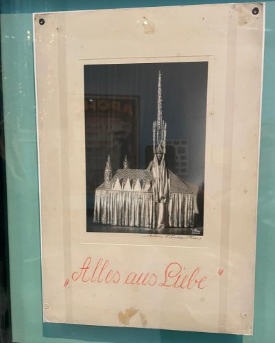 Schwarz-weiß Fotografie eines detailreichen Modells eines gotischen Doms, darunter der Schriftzug „Alles aus Liebe“.