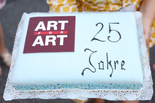 Rechteckiger Kuchen mit dem Logo „ART FOR ART“ und der Aufschrift „25 Jahre“ in schwarzer Schrift.